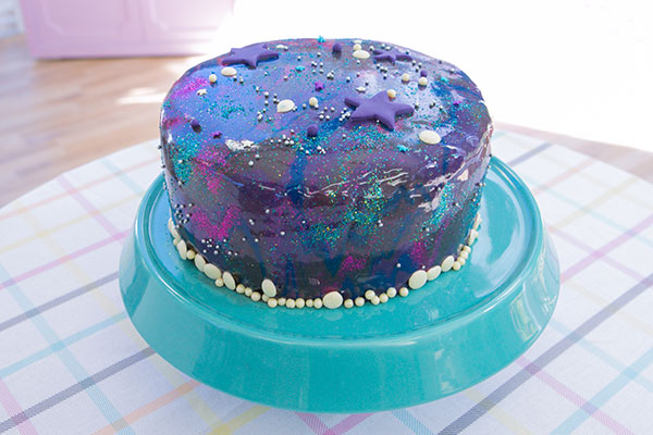 Bolo espacial com ganache de chocolate branco e morangos da Johanna