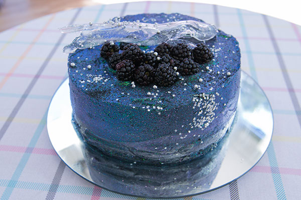 Bolo espacial brilhante com brigadeiro de amoras da Karyne