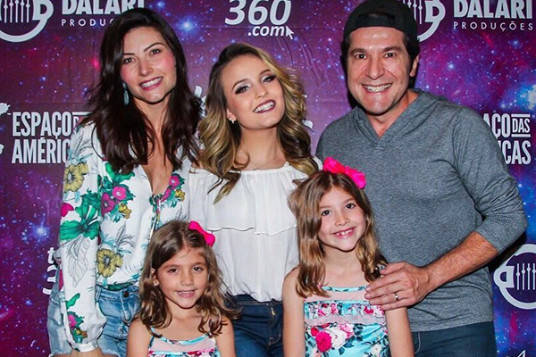 Filhas de Daniel cantam com Larissa Manoela em SP