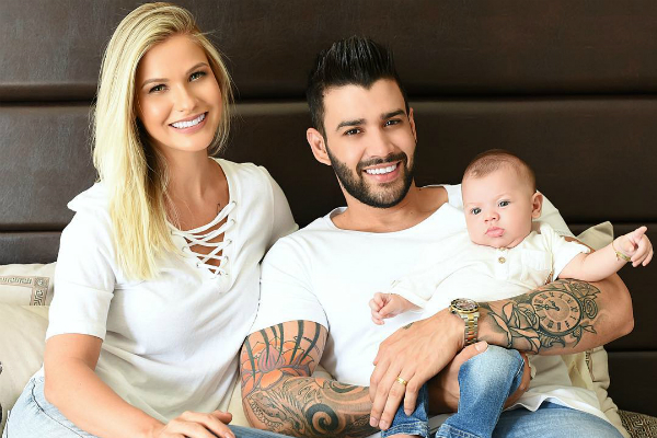 Gusttavo Lima toca violão para filho e pequeno fica vidrado