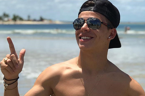Thomaz Costa curte feriado em viagem de formatura