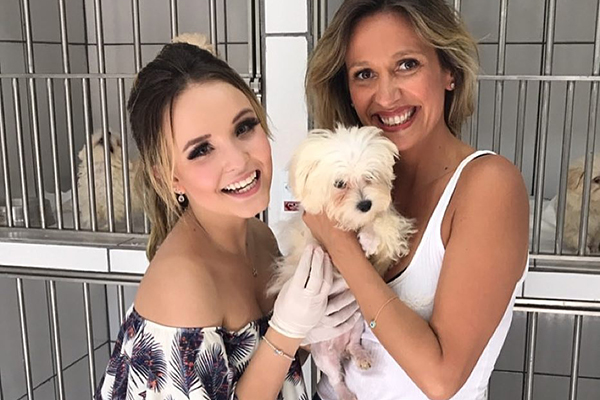 Larissa Manoela visita Instituto Luisa Mell e batiza filhote