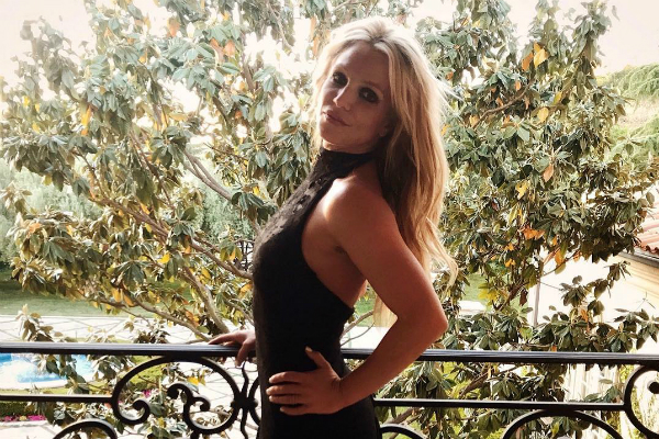 Estilosa, Britney Spears mostra que também sabe pintar quadros