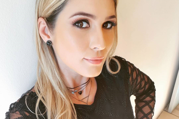 Lívia Andrade coloca próteses em forma de presas nos dentes!