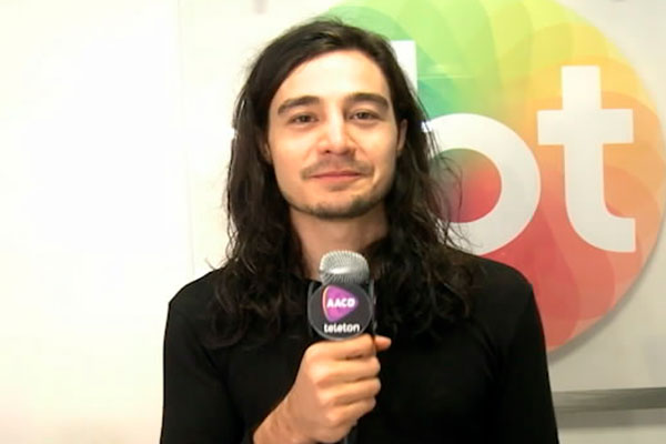 Tiago Iorc se emociona com primeira participação no Teleton
