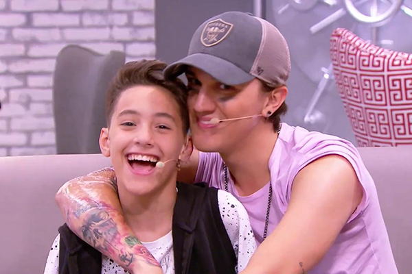 Samuka Supera e Christian Figueiredo disputam partida de game