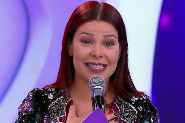 Fernanda Souza volta para o SBT após 18 anos e se emociona no palco