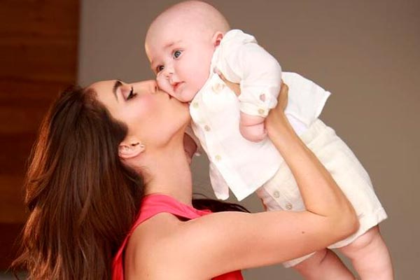 Anahi entra no clima e posta foto do filho fantasiado de abóbora