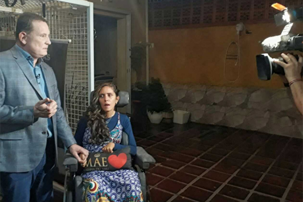 Roberto Cabrini revisita mulher que deu à luz durante coma