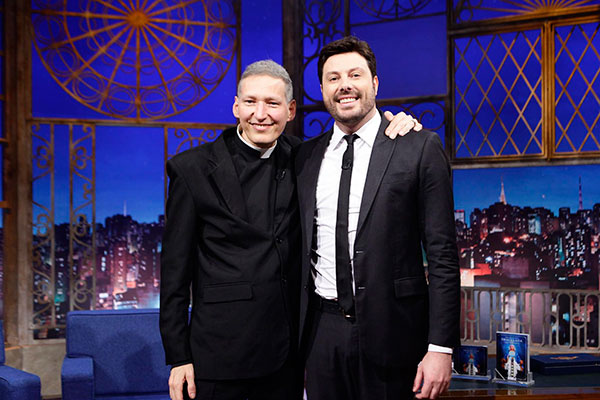 "Não sou um padre frustrado. Namorei antes", diz Padre Marcelo Rossi no The Noite
