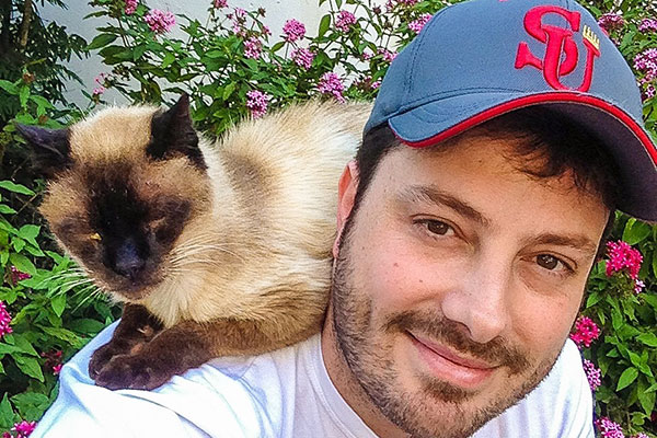 Danilo Gentili faz postagem emocionante sobre seu gatinho de estimação