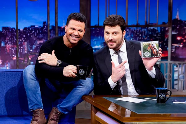 Eduardo Costa revela intimidades a Danilo Gentili no The Noite