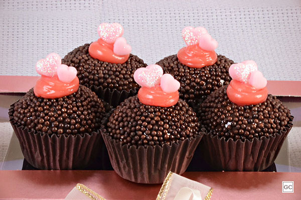 Brigadeiro gourmet de chocolate com morango
