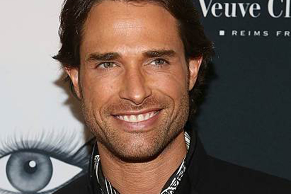 Sebastian Rulli posta foto antiga com cabelos longos