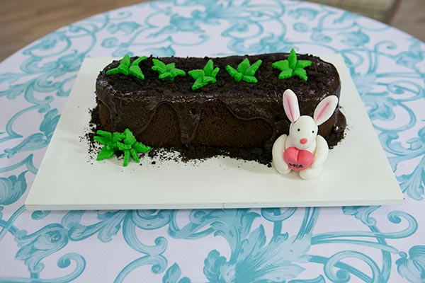 Bolo de chocolate com laranja e figuras da Karyne