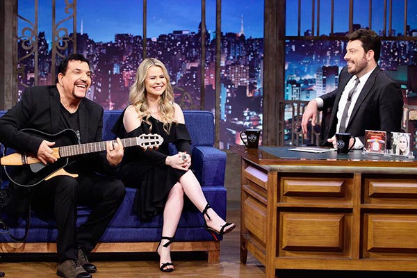 Michael Sullivan e Anayle são os convidados do The Noite nesta terça