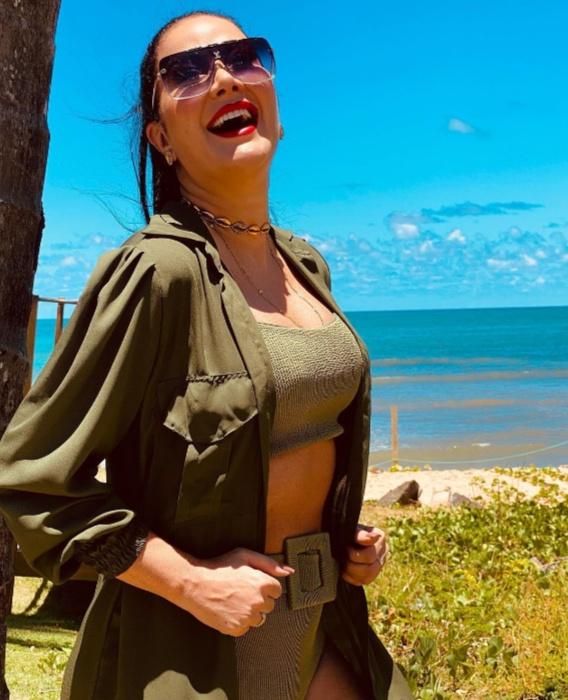 Na praia, Helen Ganzarolli aparece deslumbrante em foto de biquíni (Reprodução/Instagram)