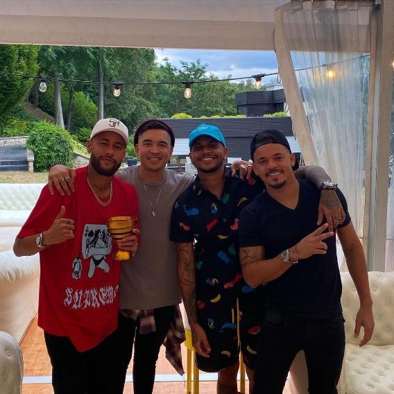 Neymar na companhia de amigos (Reprodução/Instagram)