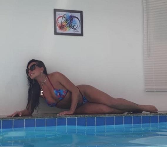 Gretchen curte piscina durante domingo 