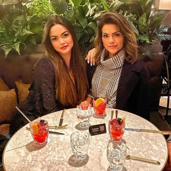 Kelly Key e Suzanna Freitas posam para foto