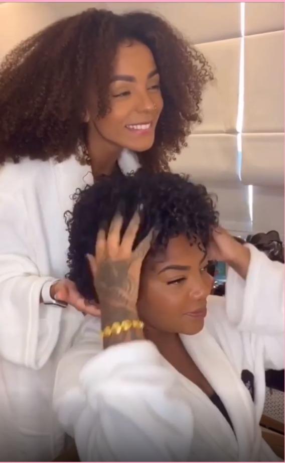 Em vídeo com a esposa, Ludmilla mostra cabelo natural