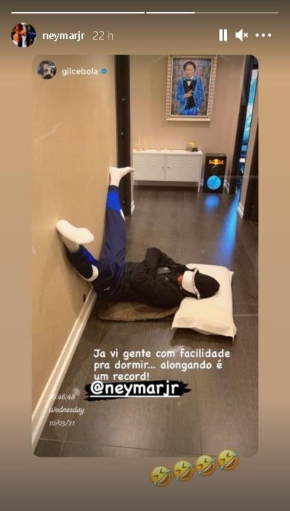 Neymar dormindo enquanto se alonga