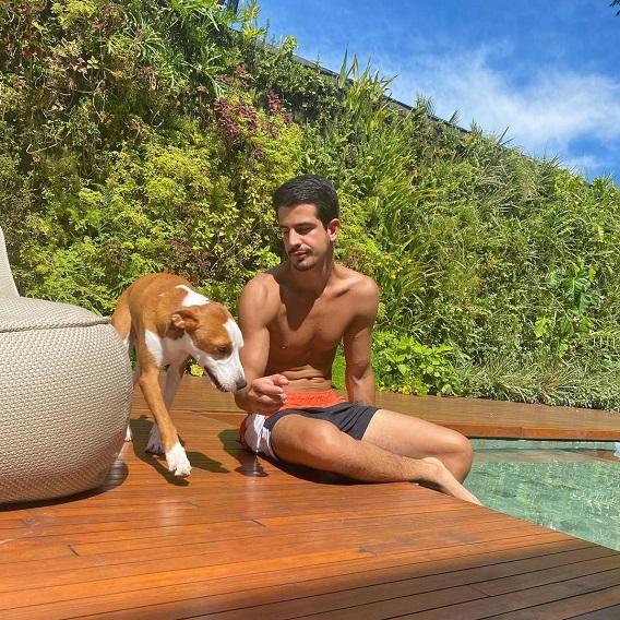 Enzo posa ao lado da cachorra de Bruna Marquezine