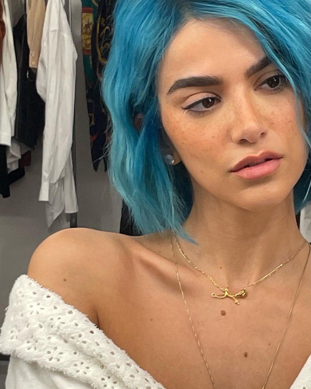 Manu Gavassi de cabelo azul