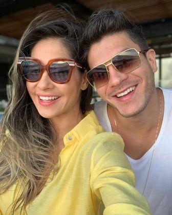 Mayra Cardi e Arthur Aguiar posam para foto (Reprodução/Instagram)