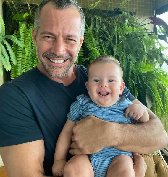 Malvino Salvador segurando o filho caçula, Rayan