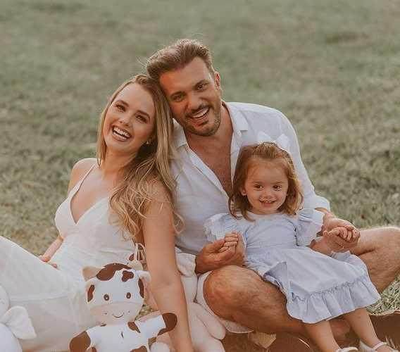 A cantora Thaeme junto com o marido, Fábio, e a filha, Liz