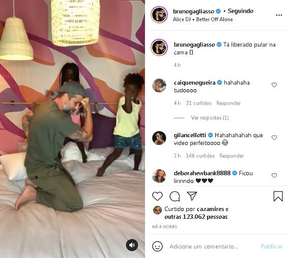 Bruno Gagliasso pula na cama com Títi e Bless