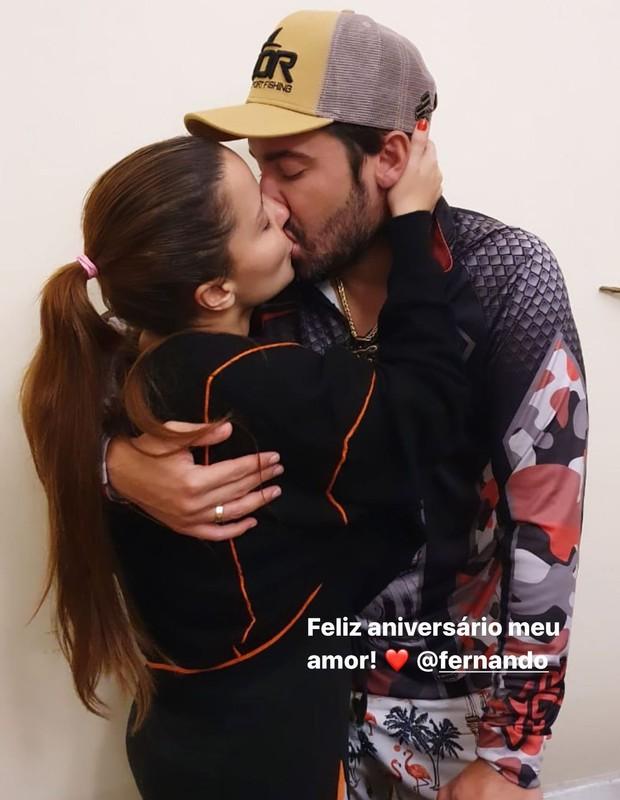 Maiara posa beijando Fernando