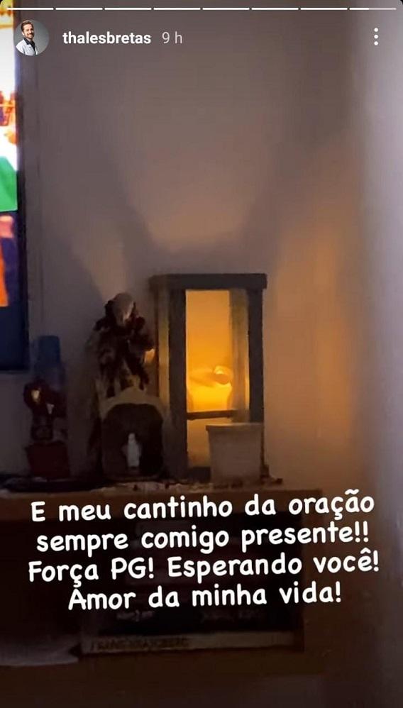 Printscreen mostra altar que fica no quarto de Thales Bretas e Paulo Gustavo