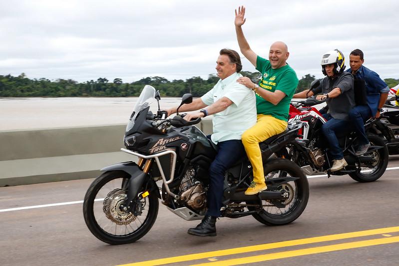 Bolsonaro inclui dar grau com a moto entre serviços essenciais