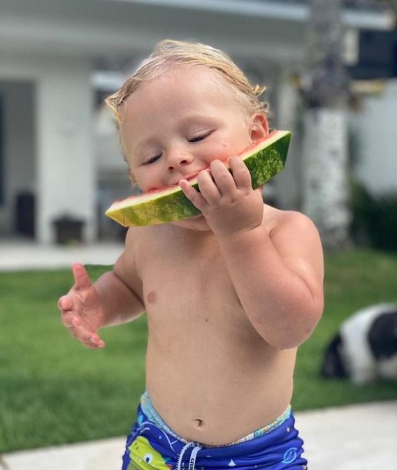 Bento comendo um pedaço de melancia