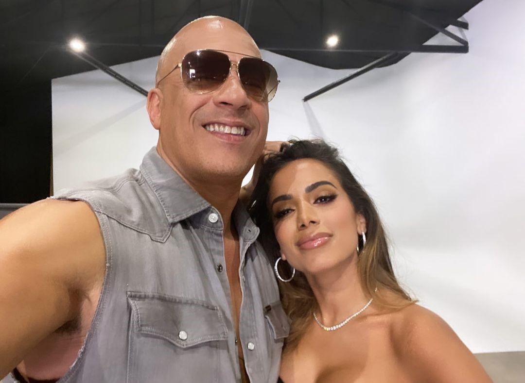 Vin Diesel e Anitta fazendo uma selfie