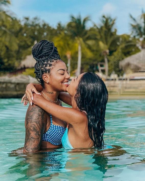 Ludmilla e Brunna Gonçalves na piscina.