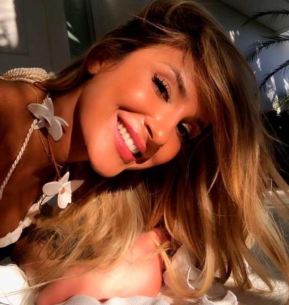 A cantora Claudia Leitte sorrindo.