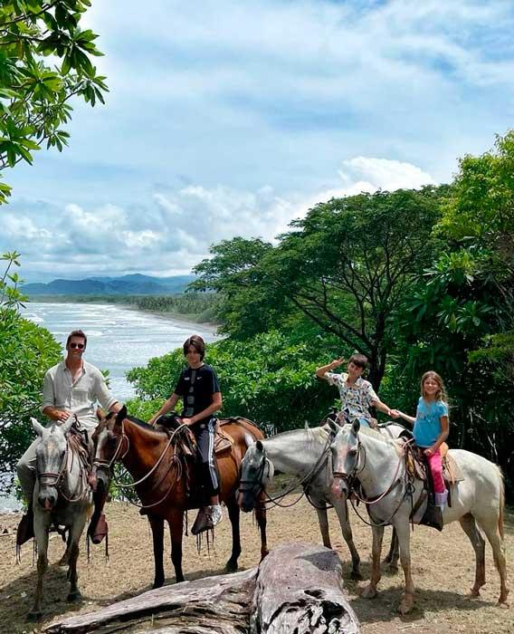 Tom Brady e os filhos a cavalo