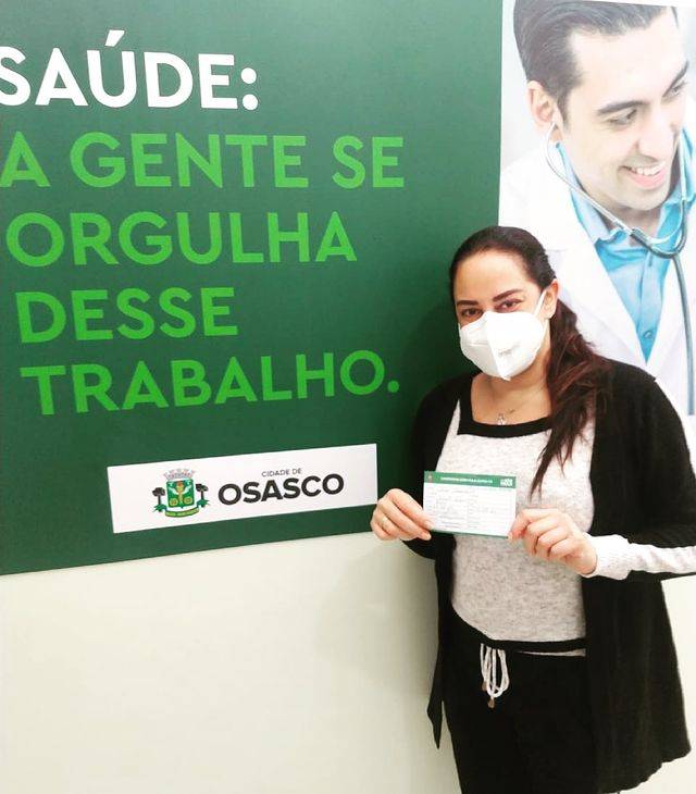 Silvia Abravanel recebe a primeira dose da vacina contra a Covid-19