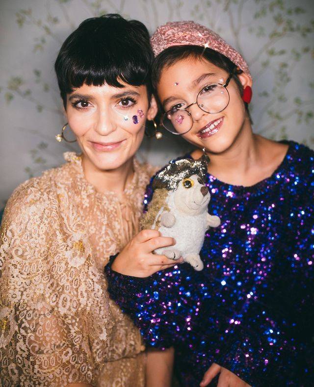 Vanessa Rozan e a filha Pina com seu bichinho de pelúcia