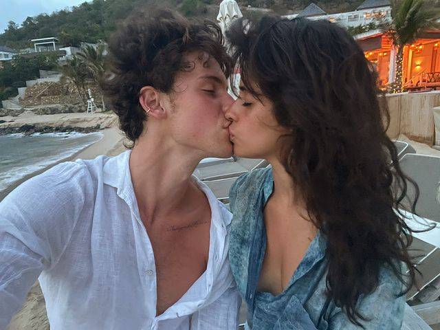 Shawn Mendes e Camila Cabello se beijando