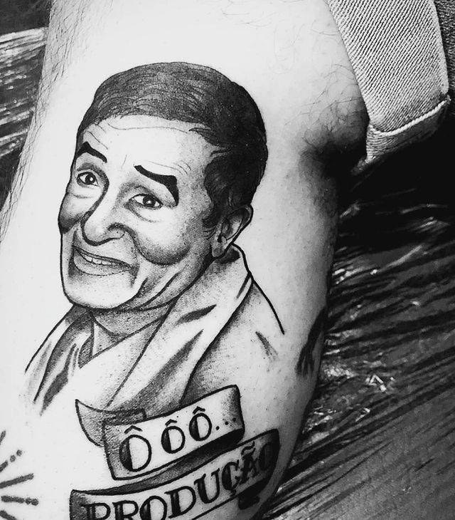 Tatuagem feita em homenagem a Ivo Holanda na panturrilha.