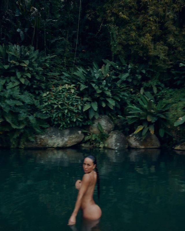 Sabrina Sato posa nua em cachoeira