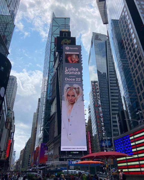 Pôster de Luísa Sonza na Times Square, em Nova York