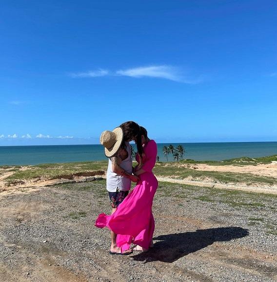 Whindersson Nunes e Maria Lina em praia