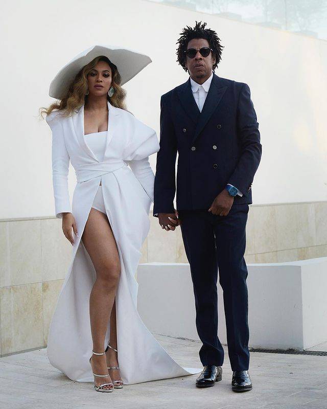 Beyoncé e Jay-Z  de mãos dadas e roupas de gala 