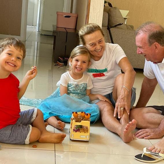 Teodoro e Melinda brincando com os avós paternos, Nina e Aldo