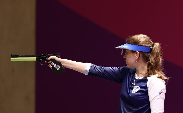 Vitalina Batsarashkina durante a disputa da Pistola de Ar 10 metros no Tiro Esportivo nas Olimpíadas de Tóquio 2020